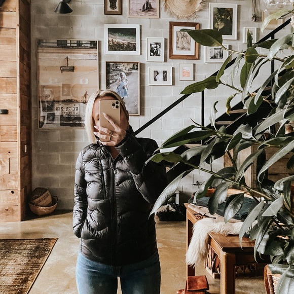 Peak Performance lightweight puffer; black, size xs - Picture 3 of 9